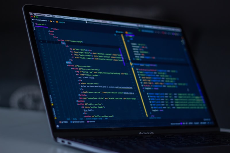 Desarrollador trabajando en código de software